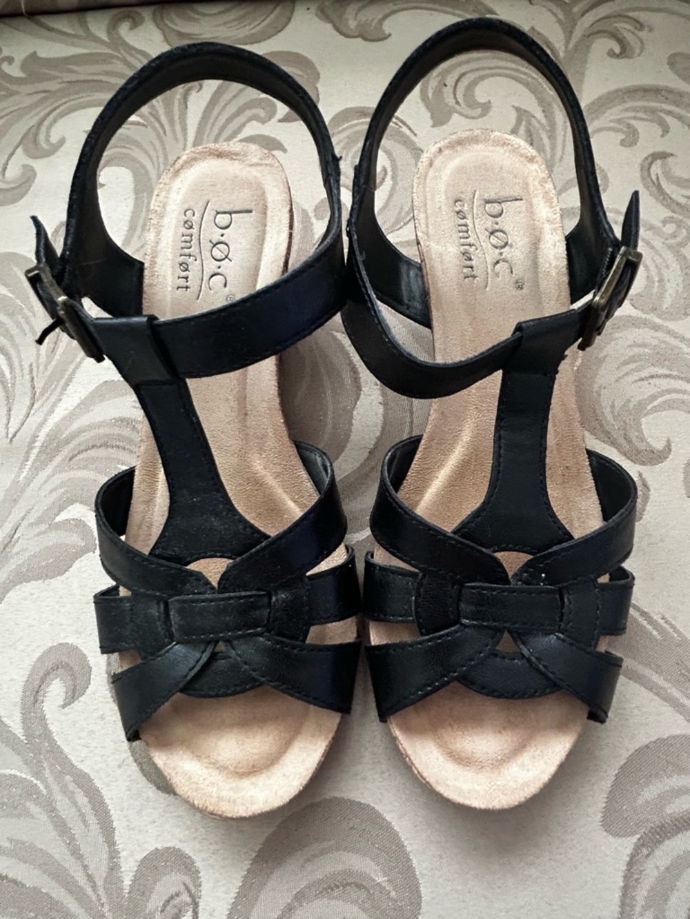 b.o.c. Comfort Women’s 6 Black Leather-Look T-Strap Sandals Wedges Tan